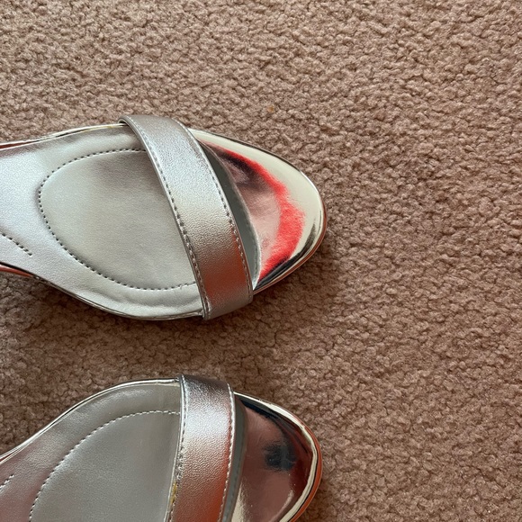 Bandolino - Very Comfortable silver sandals. Only worn once. Non-smoking home - Picture 3 of 4